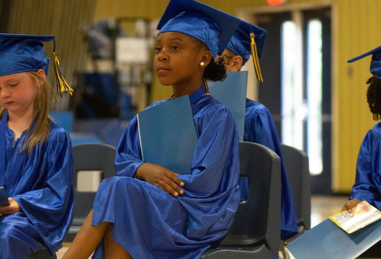 Confidence and Grace: Mom’s Photo of Her Poised Kindergarten Graduate Steals the Show