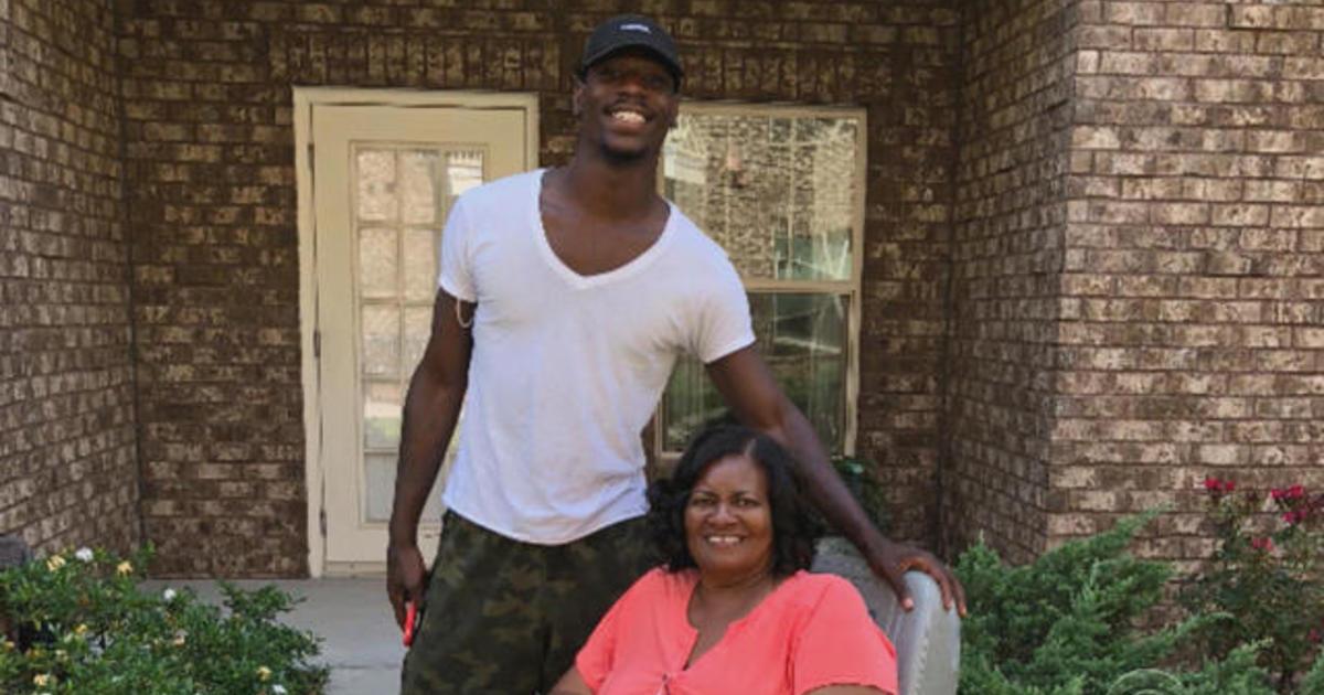 Random Act Of Kindness: Young Man Helps Woman Get Home After Her Electric Wheelchair Loses Power