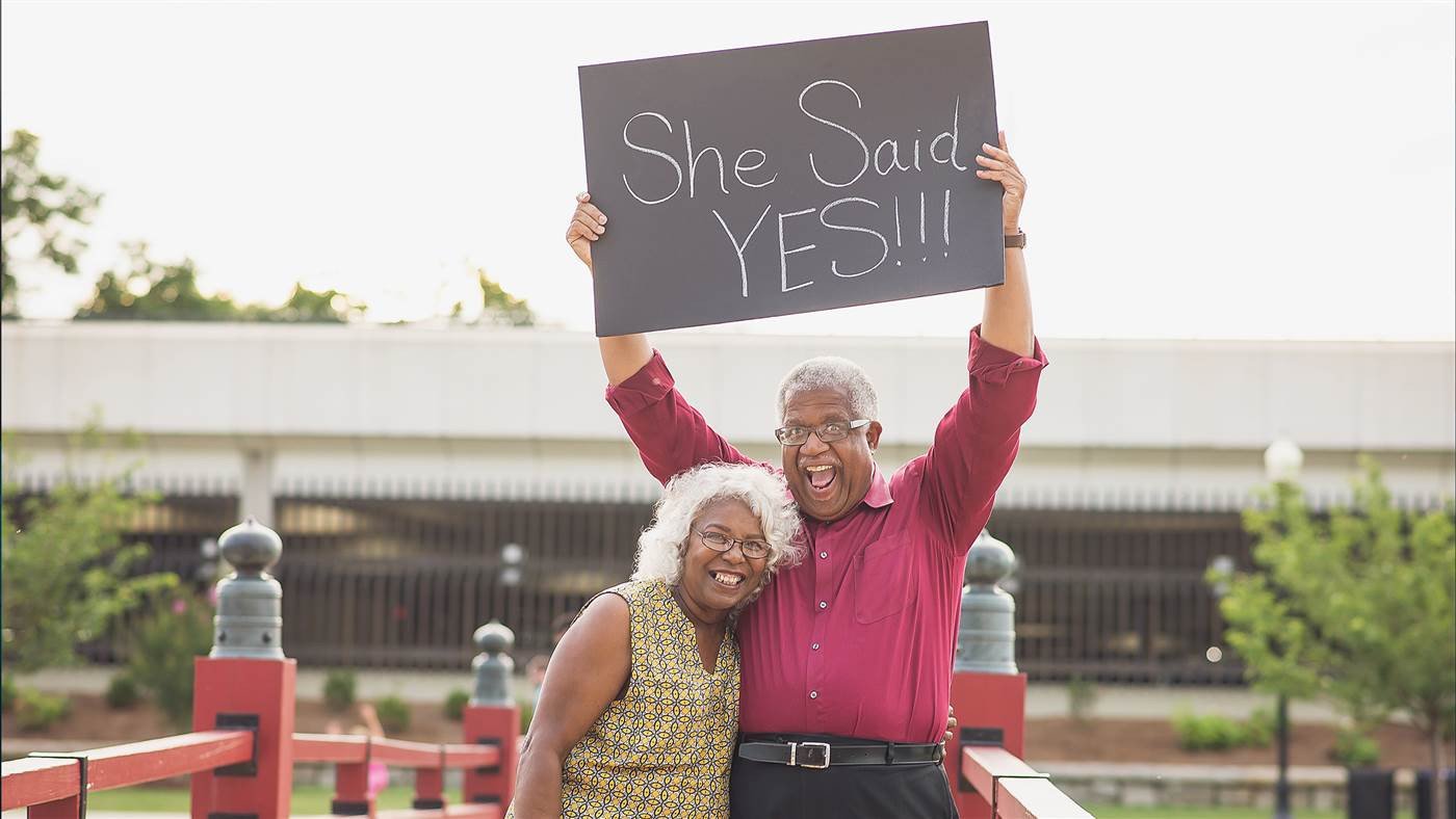 The Heartwarming Love Story Behind This Senior Couple’s Viral Engagement Photo