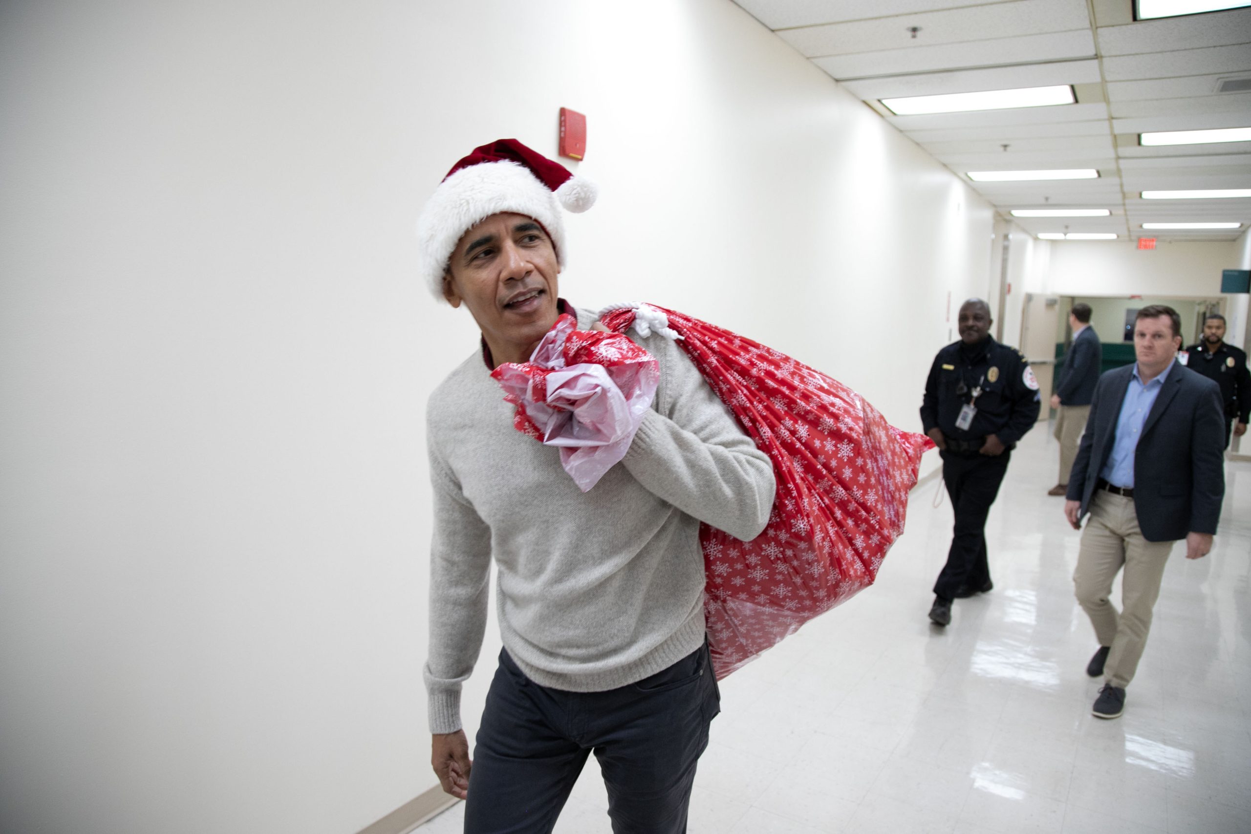 Barack Obama Surprises Chicago Students With Holiday Gifts