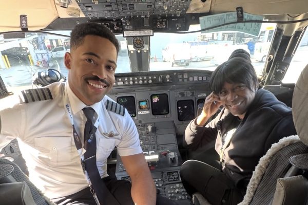 This Pilot Flew His Mother for the First Time From the Very City She Gave Birth to Him
