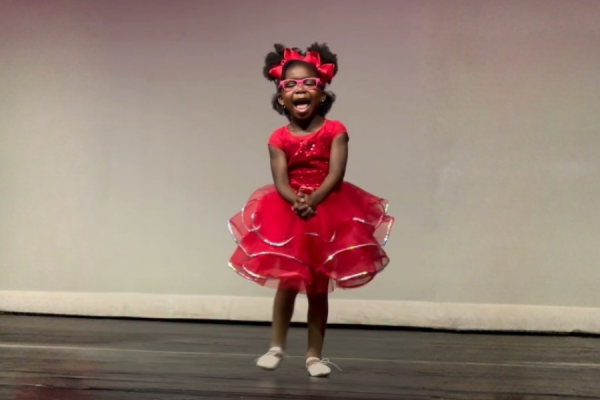 Little Girl Steals the Show During Dance Recital and Has the Whole Group Following Her Lead